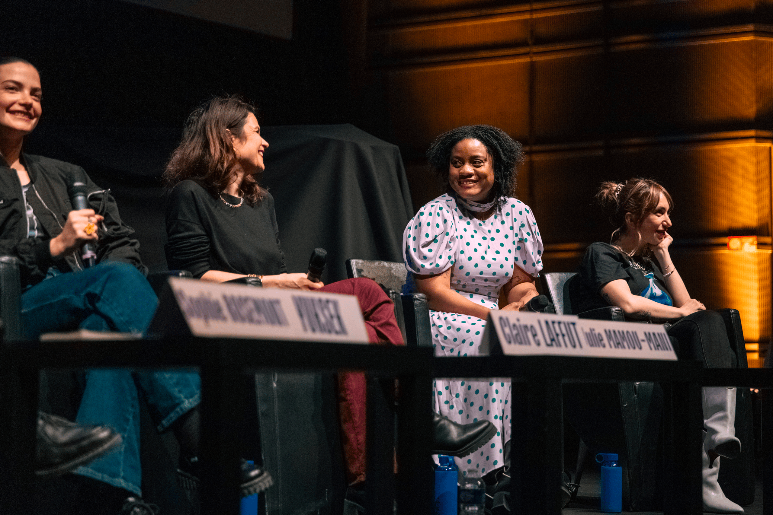 Portrait de Claire Laffut, Julie Mamou-Mani, Jennifer Padjemi et Pénélope Bagieu à la table ronde du Pop Women Festival 2022 par (c) Chloé Vollmer-Lo