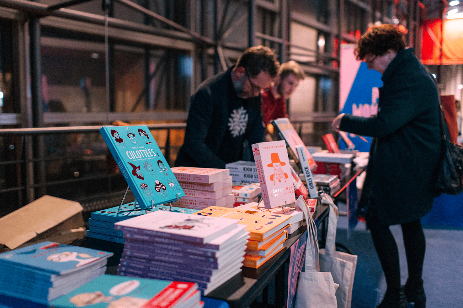 Table de dédicaces au Pop Women Festival 2022 en collaboration avec la Librairie Amory par (c) Chloé Vollmer-Lo